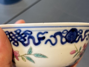 Quatre bols en porcelaine de Chine famille rose et en bleu et blanc, 19/20&egrave;me
