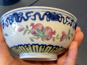 Quatre bols en porcelaine de Chine famille rose et en bleu et blanc, 19/20&egrave;me