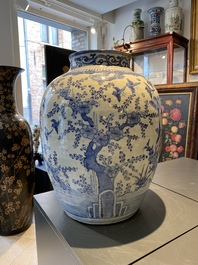 Un grand vase en porcelaine de Chine en bleu et blanc &agrave; d&eacute;cor des 'Trois amis de l'hiver', Ming