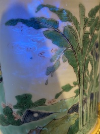 Un pot &agrave; pinceaux en porcelaine de Chine famille verte sur socle en bronze dor&eacute;, Kangxi