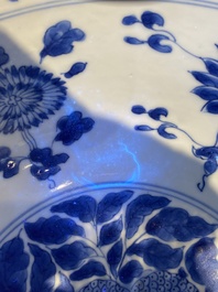 Een Chinese blauw-witte 'sanduo' kom, Kangxi merk en periode