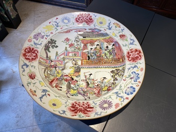 Un tr&egrave;s important plat en porcelaine de Chine famille rose &agrave; d&eacute;cor de l'Emp&eacute;reur Yang, Yongzheng