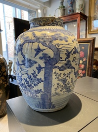 Un grand vase en porcelaine de Chine en bleu et blanc &agrave; d&eacute;cor des 'Trois amis de l'hiver', Ming