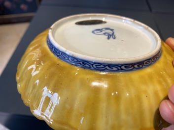 Une paire de coupes godronn&eacute;es en porcelaine de Chine en bleu et blanc aux bordures jaunes, marque d'un li&egrave;vre, Wanli