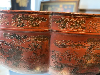 Een grote Chinese meerlobbige qianjin en tianqi lakwerk dekseldoos met keizerlijke draken, Kangxi/Qianlong