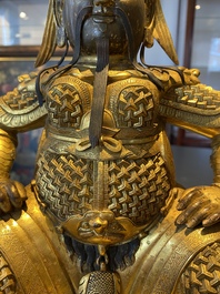 Een Chinese vergulde bronzen figuur van Guandi, Ming