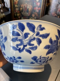 Un bol en porcelaine de Chine en bleu et blanc &agrave; d&eacute;cor 'sanduo', marque et &eacute;poque de Kangxi