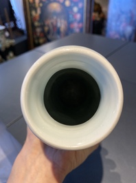 Une paire de vases de forme rouleau en porcelaine de Chine en bleu et blanc, &eacute;poque Transition