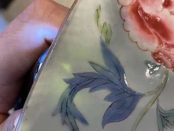 Un tr&egrave;s important plat en porcelaine de Chine famille rose &agrave; d&eacute;cor de l'Emp&eacute;reur Yang, Yongzheng