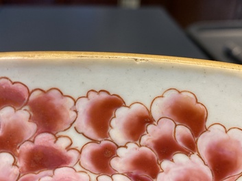 Un tr&egrave;s important plat en porcelaine de Chine famille rose &agrave; d&eacute;cor de l'Emp&eacute;reur Yang, Yongzheng