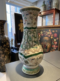 Un grand vase en porcelaine de Chine famille verte, Kangxi