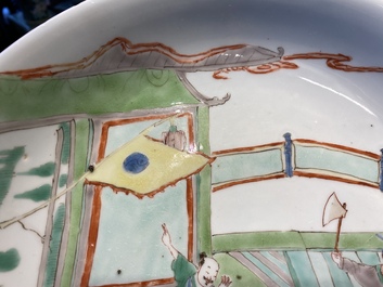 Un plat en porcelaine de Chine famille verte &agrave; d&eacute;cor narratif, Kangxi