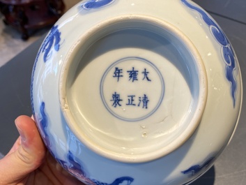 Een Chinese blauw-witte 'draken' kom, Yongzheng merk en periode