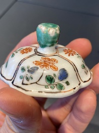 Une th&eacute;i&egrave;re en porcelaine de Chine famille verte &agrave; d&eacute;cor d'animaux mythiques, Kangxi