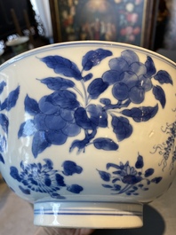 Een Chinese blauw-witte 'sanduo' kom, Kangxi merk en periode