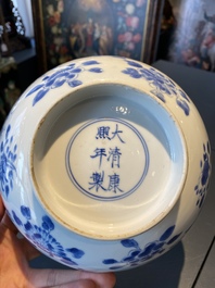 Een Chinese blauw-witte 'sanduo' kom, Kangxi merk en periode