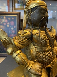 Een Chinese vergulde bronzen figuur van Guandi, Ming