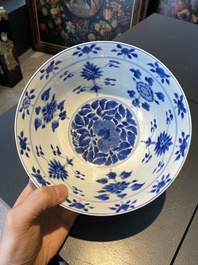 Een Chinese blauw-witte 'sanduo' kom, Kangxi merk en periode