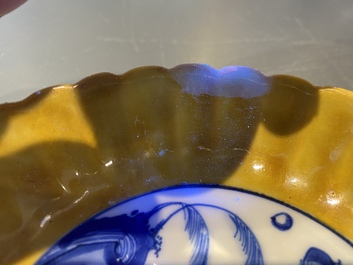 Une paire de coupes godronn&eacute;es en porcelaine de Chine en bleu et blanc aux bordures jaunes, marque d'un li&egrave;vre, Wanli