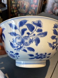 Un bol en porcelaine de Chine en bleu et blanc &agrave; d&eacute;cor 'sanduo', marque et &eacute;poque de Kangxi