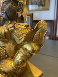 Een Chinese vergulde bronzen figuur van Guandi, Ming