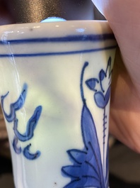 Une paire de vases de forme bouteille en porcelaine de Chine en bleu et blanc &agrave; d&eacute;cor de Wang Xizhi, &eacute;poque Transition