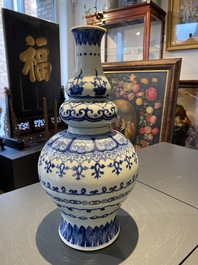 Un vase de forme triple gourde en porcelaine de Chine en bleu et blanc, marque de Jiajing, Qing