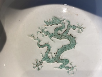 Une coupe au dragon en porcelaine de Chine &agrave; d&eacute;cor incis&eacute; et &eacute;maill&eacute; vert, marque de Hongzhi, Ming