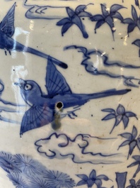 Un grand vase en porcelaine de Chine en bleu et blanc &agrave; d&eacute;cor des 'Trois amis de l'hiver', Ming