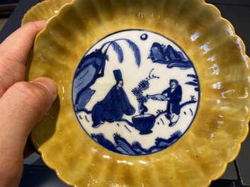 Een paar Chinese blauw-witte gelobde borden met gele rand, 'haas' merk, Wanli