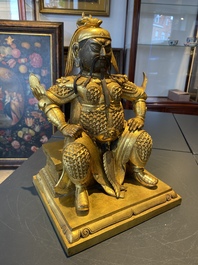 Een Chinese vergulde bronzen figuur van Guandi, Ming