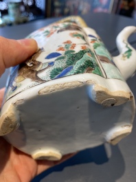 Une th&eacute;i&egrave;re en porcelaine de Chine famille verte &agrave; d&eacute;cor d'animaux mythiques, Kangxi