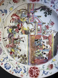 Un tr&egrave;s important plat en porcelaine de Chine famille rose &agrave; d&eacute;cor de l'Emp&eacute;reur Yang, Yongzheng