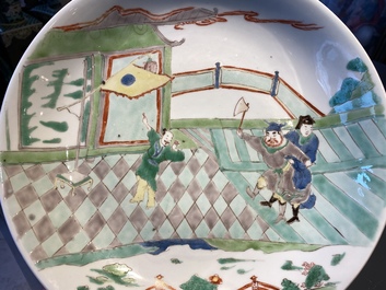 Een Chinese famille verte schotel met verhalend decor, Kangxi