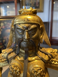 Een Chinese vergulde bronzen figuur van Guandi, Ming