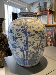 Un grand vase en porcelaine de Chine en bleu et blanc &agrave; d&eacute;cor des 'Trois amis de l'hiver', Ming