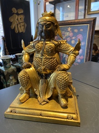 Een Chinese vergulde bronzen figuur van Guandi, Ming