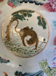 Un bol en porcelaine de Chine famille rose &agrave; d&eacute;cor d'un tigre, 19&egrave;me