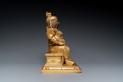 Een Chinese vergulde bronzen figuur van Guandi, Ming