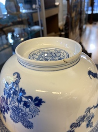 Een Chinese blauw-witte kom met floraal decor, Kangxi