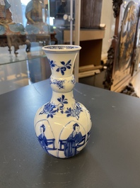 Un vase en forme de lotus en porcelaine de Chine en bleu et blanc, Kangxi