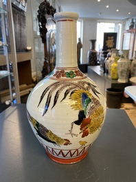 Un vase de forme bouteille en porcelaine Ko-Imari de style Ko-Kutani &agrave; d&eacute;cor d'un coq, d'une poule et leur poussin, probablement Edo, fin du 17&egrave;me