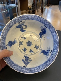 Een Chinese blauw-witte kom met floraal decor, Kangxi