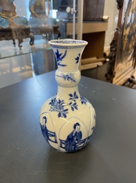 Een Chinese blauw-witte vaas in lotusvorm gemouleerd, Kangxi