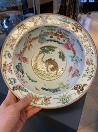 Un bol en porcelaine de Chine famille rose &agrave; d&eacute;cor d'un tigre, 19&egrave;me