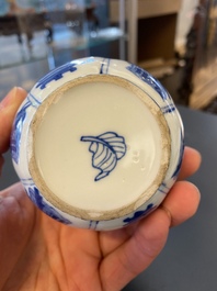 Un vase en forme de lotus en porcelaine de Chine en bleu et blanc, Kangxi