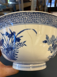 Een Chinese blauw-witte kom met floraal decor, Kangxi