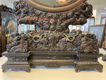 Une paire d'&eacute;crans de table en bois aux m&eacute;daillons orn&eacute; de pierre &agrave; savon et d'os, Chine, 18/19&egrave;me