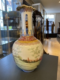 Un vase en porcelaine de Chine famille rose &agrave; d&eacute;cor de gar&ccedil;ons jouants, marque de Jiaqing, R&eacute;publique