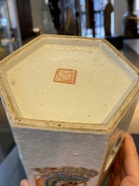 Un porte-chapeau de forme hexagonale en porcelaine de Chine famille rose &agrave; d&eacute;cor de 'Wu Shuang Pu', marque et &eacute;poque de Tongzhi